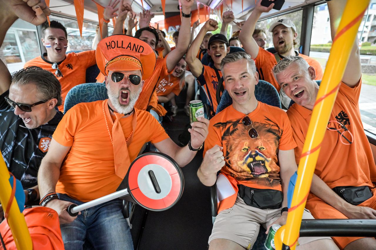 Bus dorpsgenoten Weghorst reist naar Dortmund: hun held is ‘niet zo goed’, maar ‘willen is kunnen’ 