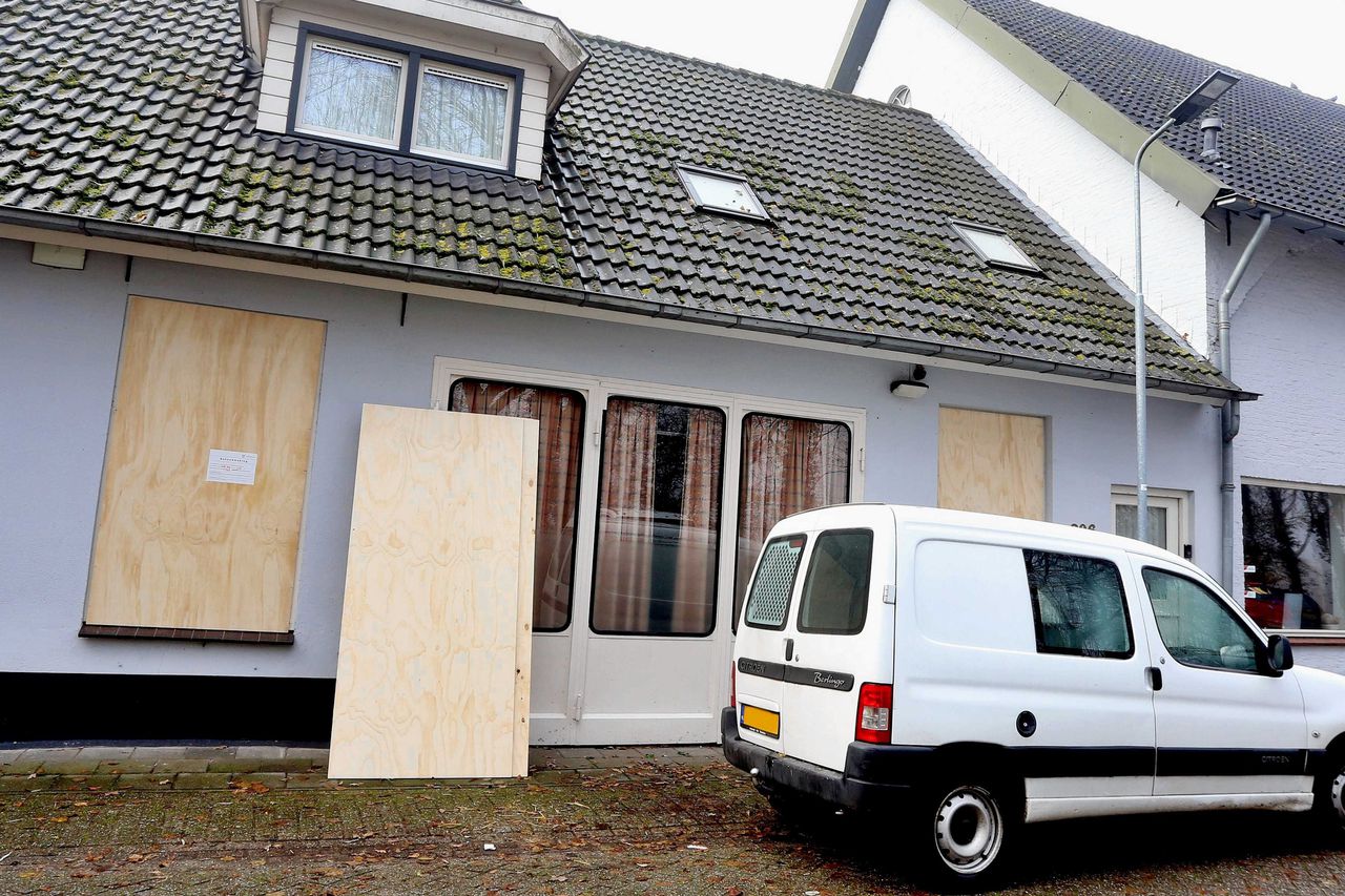 De politie laat een pand dichttimmeren bij een inval in Den Bosch, na aanhouding van acht mannen in een groepsverkrachtingszaak.