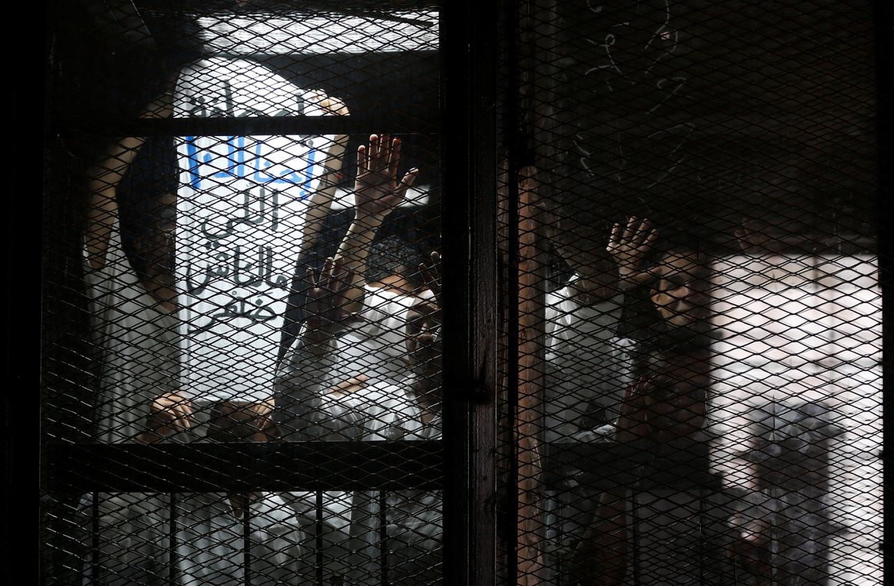 De persvrijheid staat in Egypte al jaren onder grote druk. Journalisten woonden in 2016 hun proces bij in een kooi in een rechtbank aan de rand van Caïro.