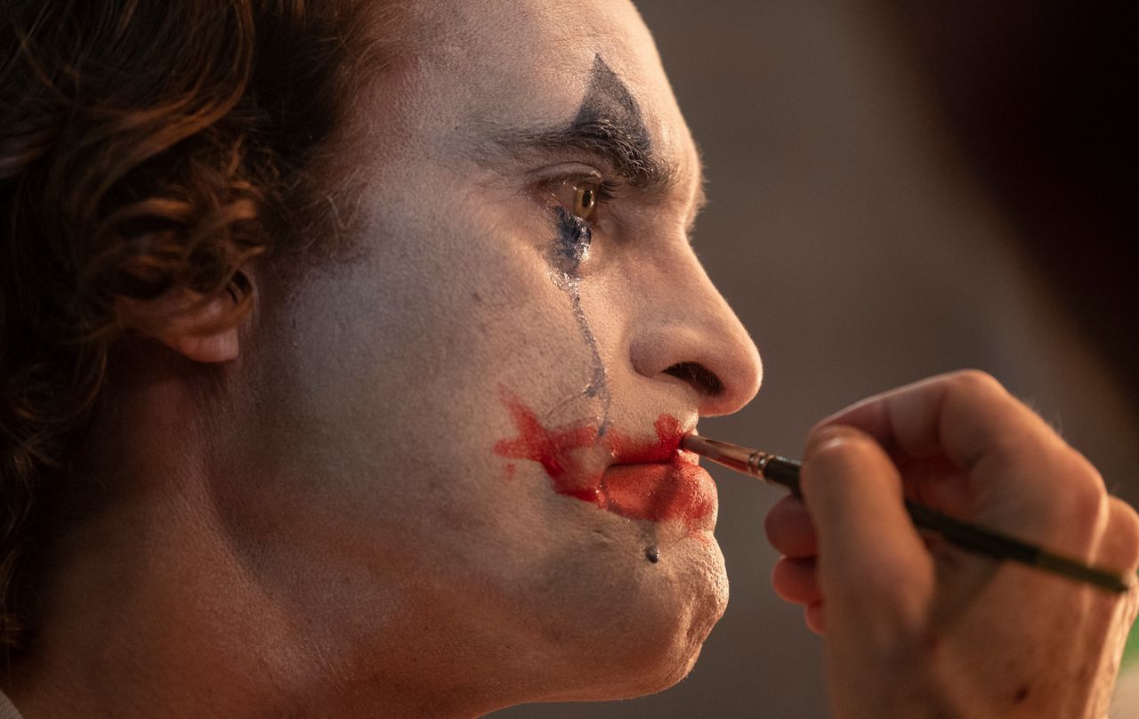 Arthur (Joaquin Phoenix) probeert verbeten zijn psychische kwalen te beheersen in ‘Joker’.