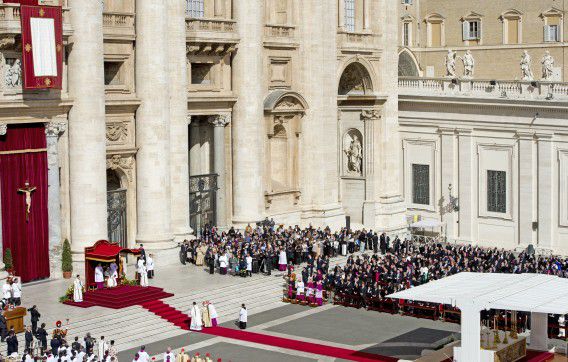 De inauguratie van paus Franciscus, eerder dit jaar. Vandaag meldde een Italiaans tijdschrift dat de NSA het Vaticaan zou hebben afgeluisterd.