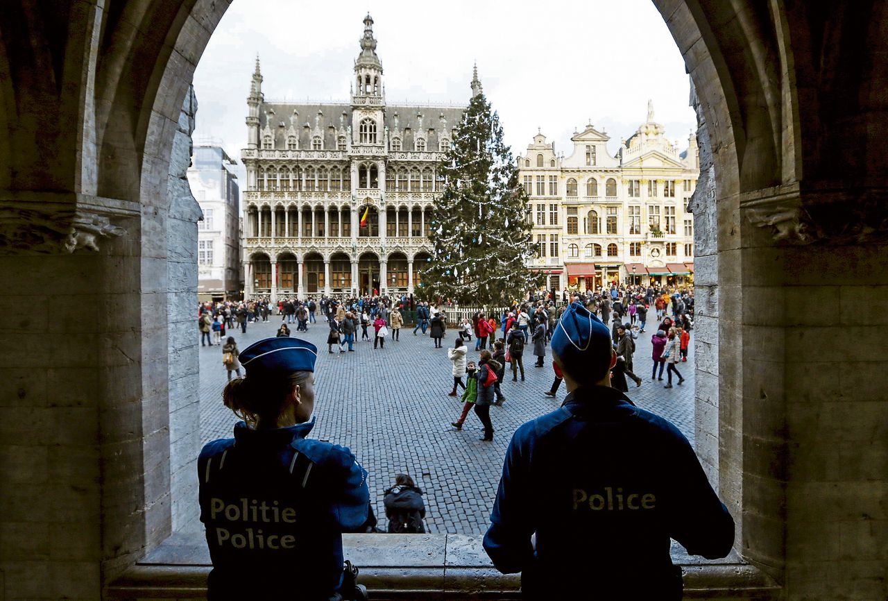 Belgische politieagenten op de Brusselse Grote Markt, dinsdag. Afgelopen dagen werden in Brussel opnieuw terreurverdachten aangehouden.
