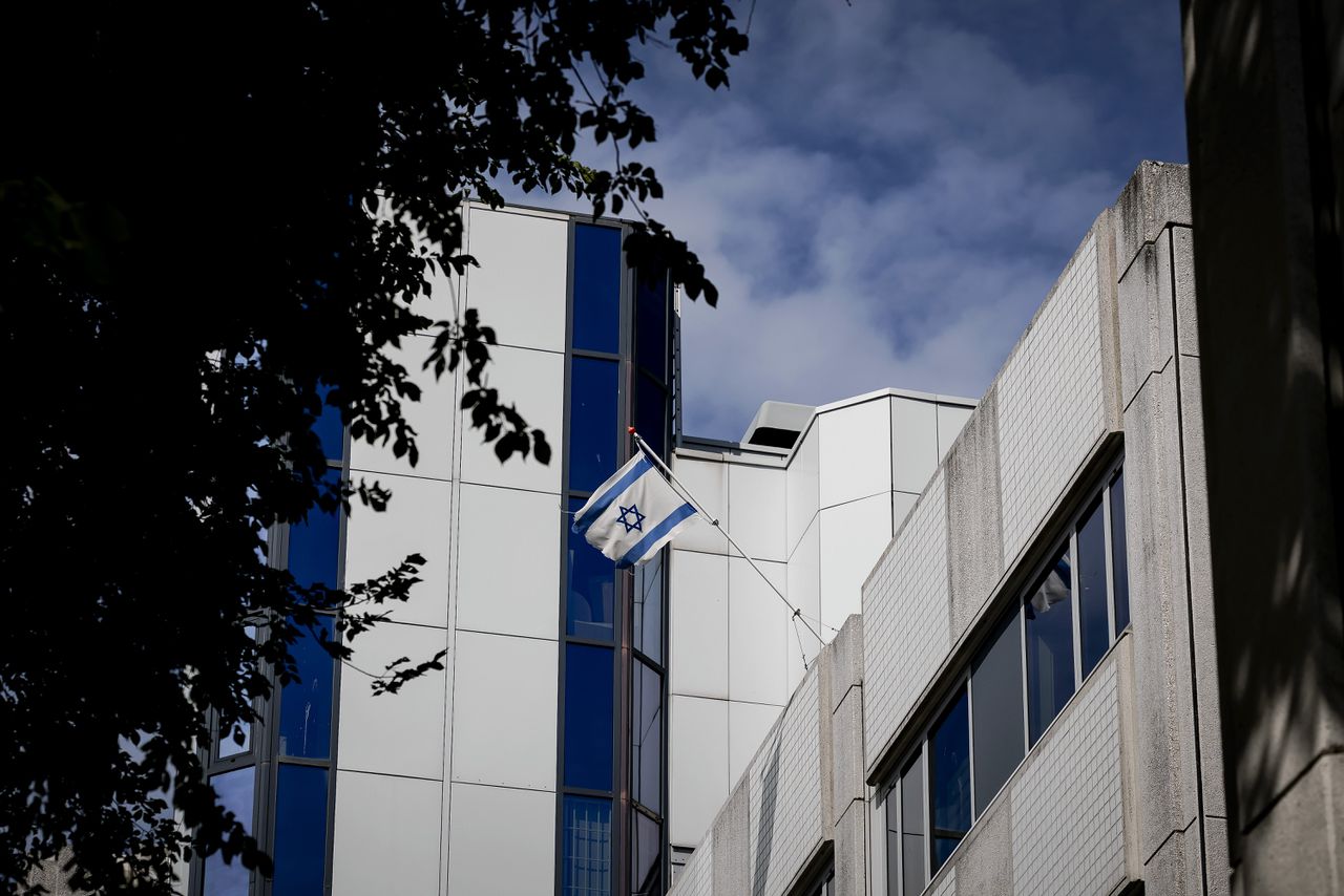 Israëlische ambassade in Den Haag beklad en beschadigd