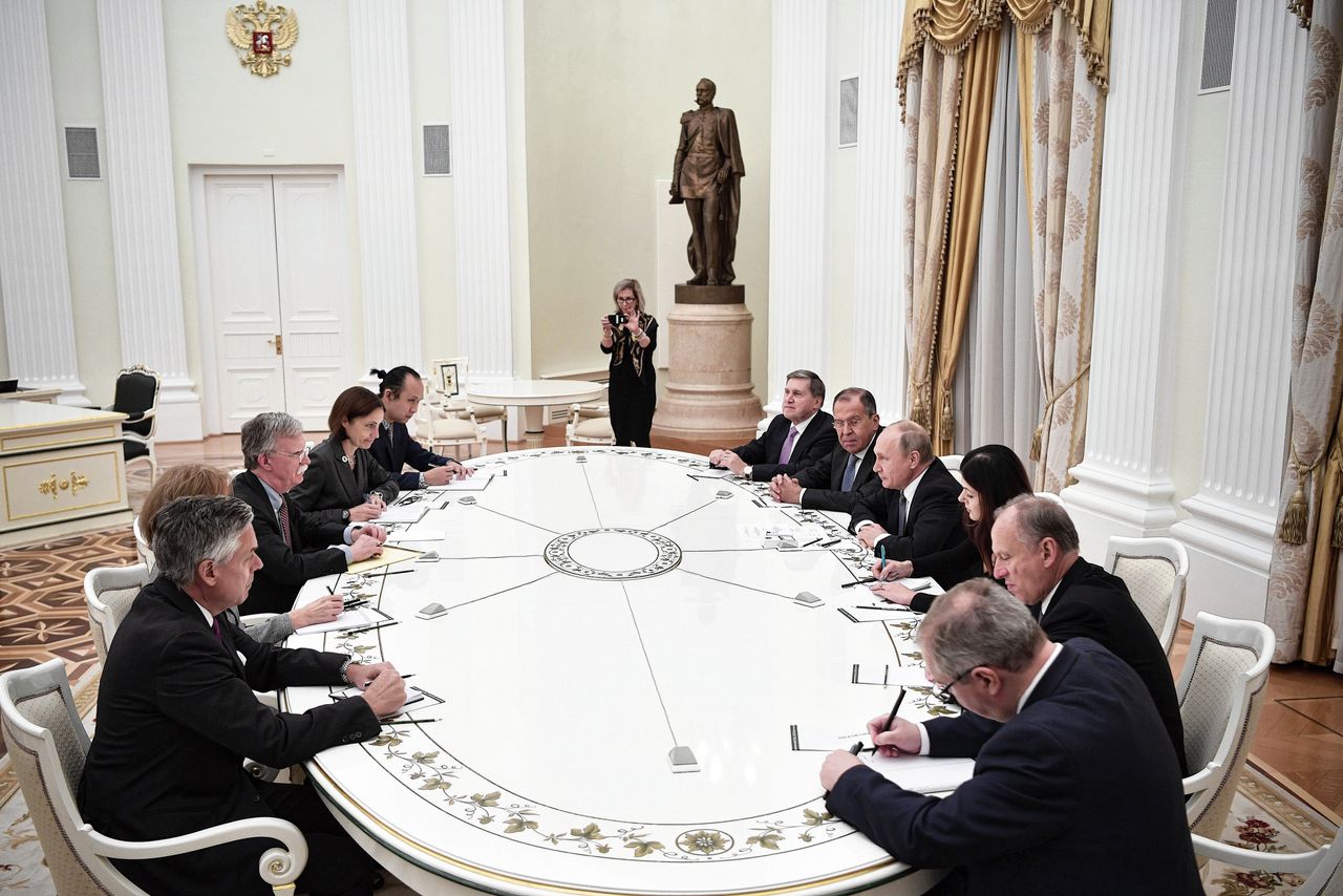 Vladimir Poetin in gesprek met John Bolton op het Kremlin afgelopen dinsdag