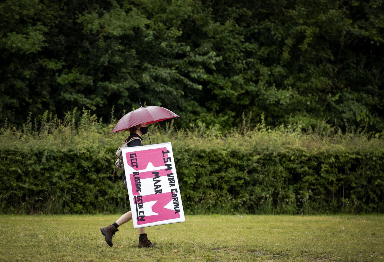 Een demonstrant tegen racisme in Deventer.