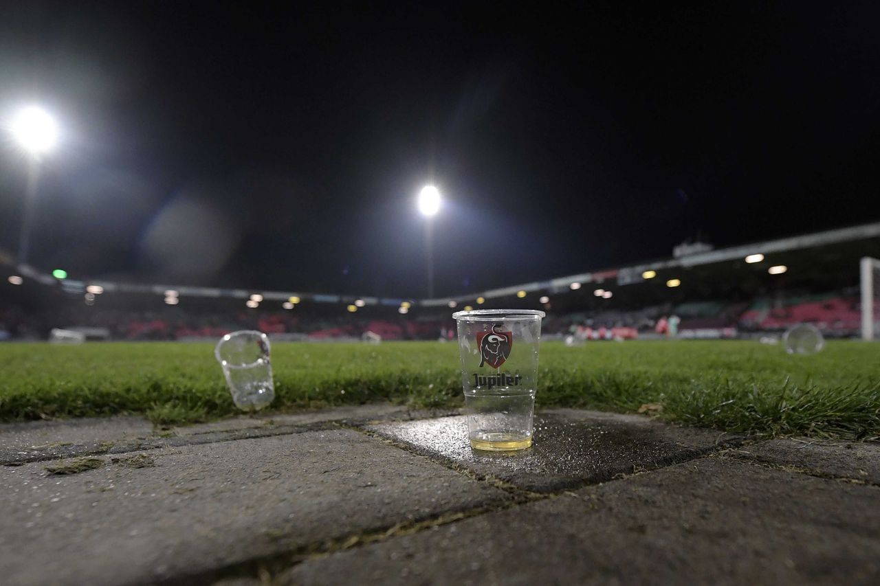 Supporters van FC Utrecht gooiden zaterdag bier en bierglazen gevuld met urine naar fotografen.