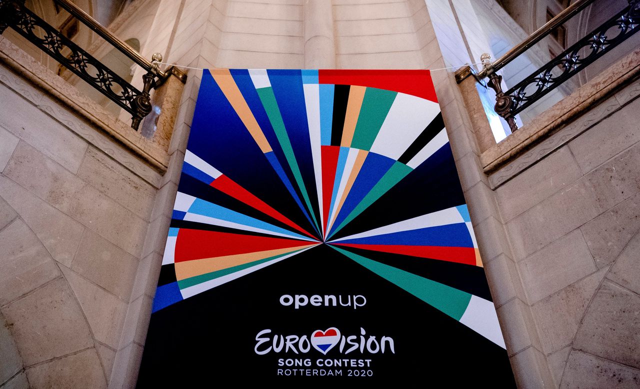 Vlag met het logo van het Eurovisie Songfestival voor de geannuleerde editie in 2020, opgehangen in het Rotterdamse stadhuis.