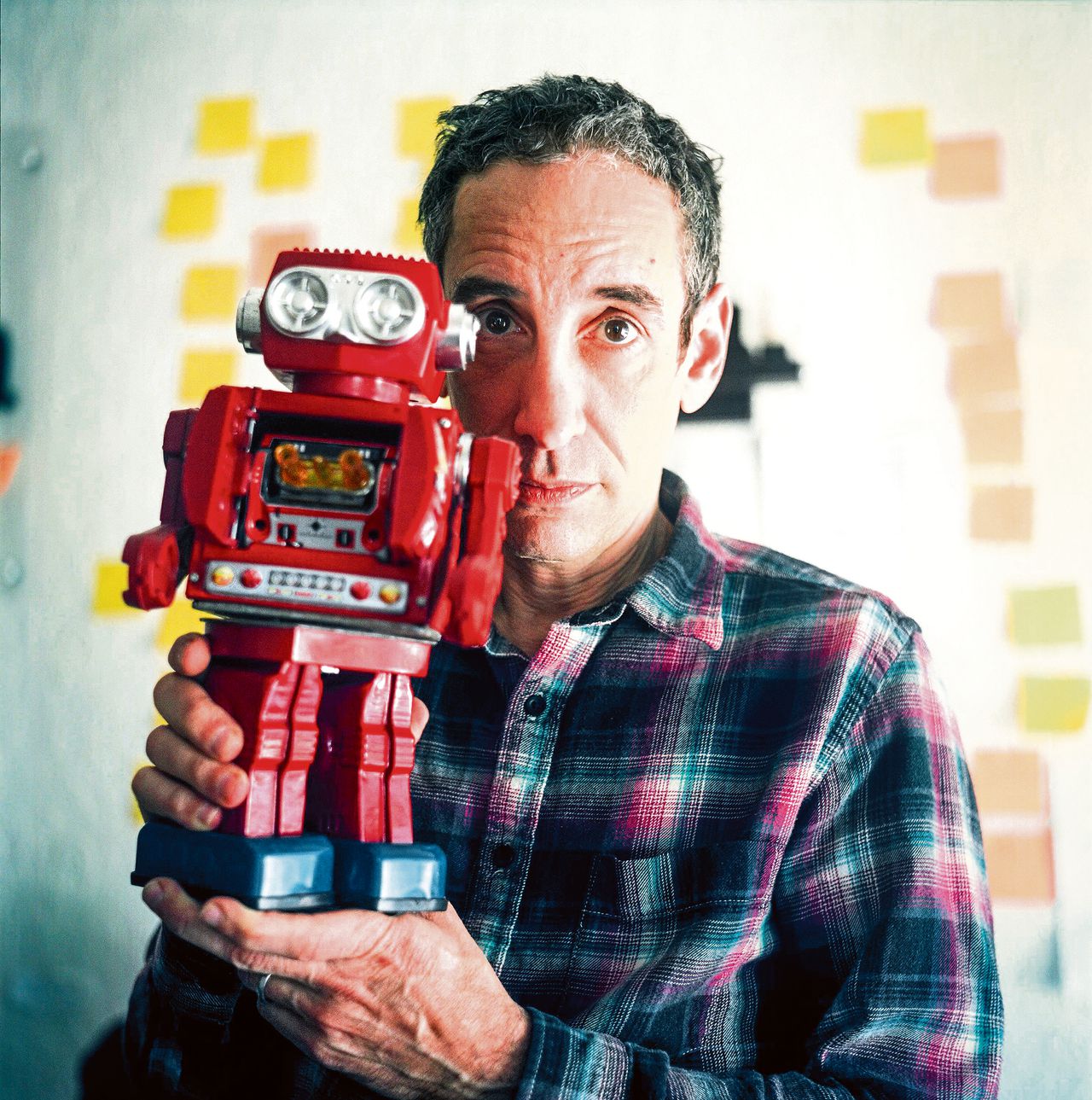 Douglas Rushkoff: „Robots worden productiever dan jij als werknemer. Uiteindelijk staan we als mens niet meer centraal bij het bedrijf.” Foto Iain Marcks