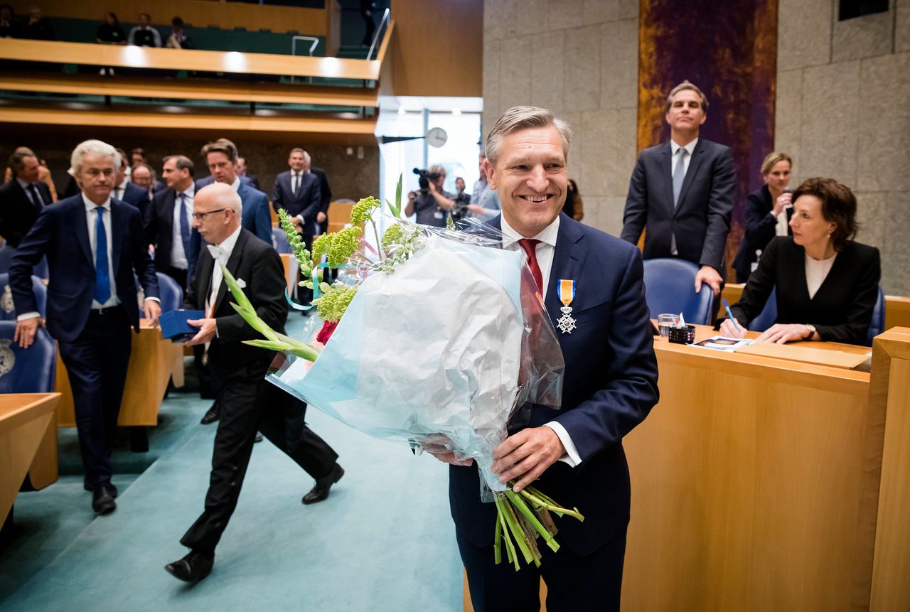 Sybrand Buma krijgt een koninklijke onderscheiding bij zijn afscheid in de Tweede Kamer. De CDA-er verruilt het fractievoorzitterschap voor het ambt van burgemeester in Leeuwarden.