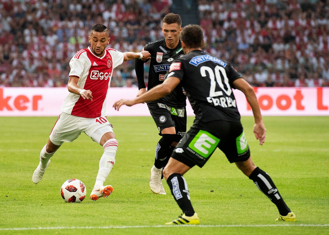 Hakim Ziyech van Ajax scoort de 1-0