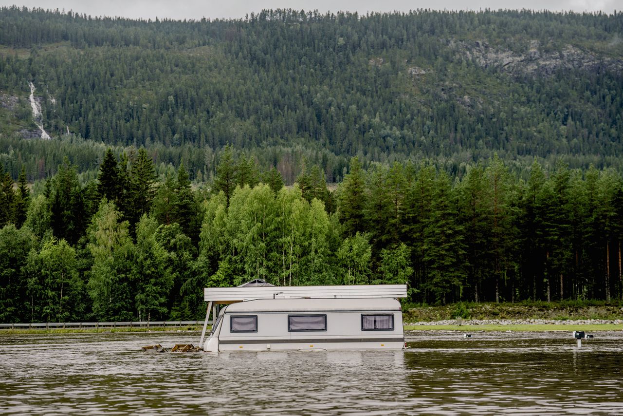 Gasten van Zweedse camping verkiezen extreme storm boven hitte: 'Ik hoorde het water kolken onder mijn bed' 