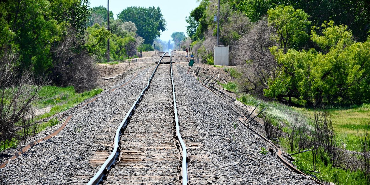 Een spoorspatting: plotseling verbogen rails door warmte-uitzetting.