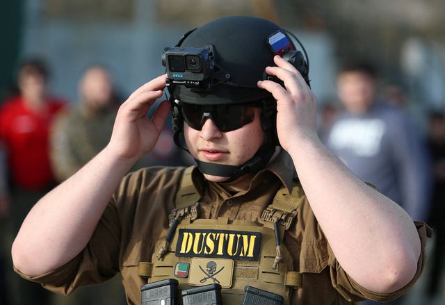 Adam Kadyrov neemt deel aan een schietwedstrijd bij de Russische Universiteit voor elite-eenheden in Goedermes, Rusland in april 2024. 