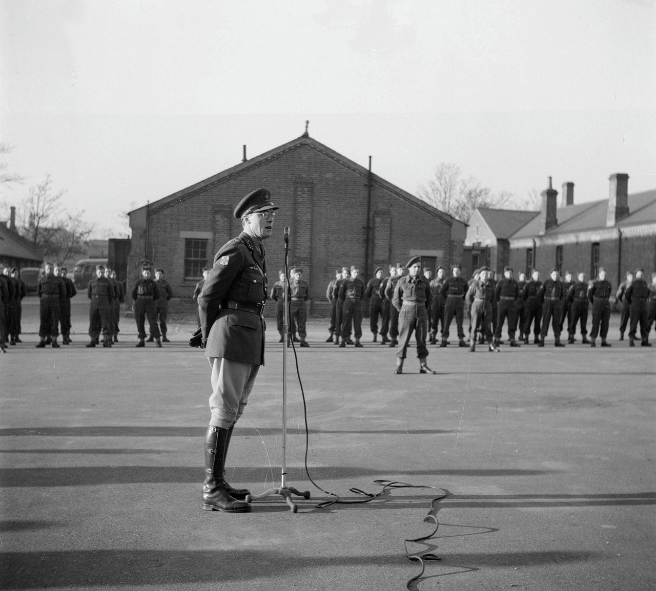 Prins Bernhard bezoekt Nederlandse troepen op hun legerbasis in Groot-Brittannië tijdens de Tweede Wereldoorlog.