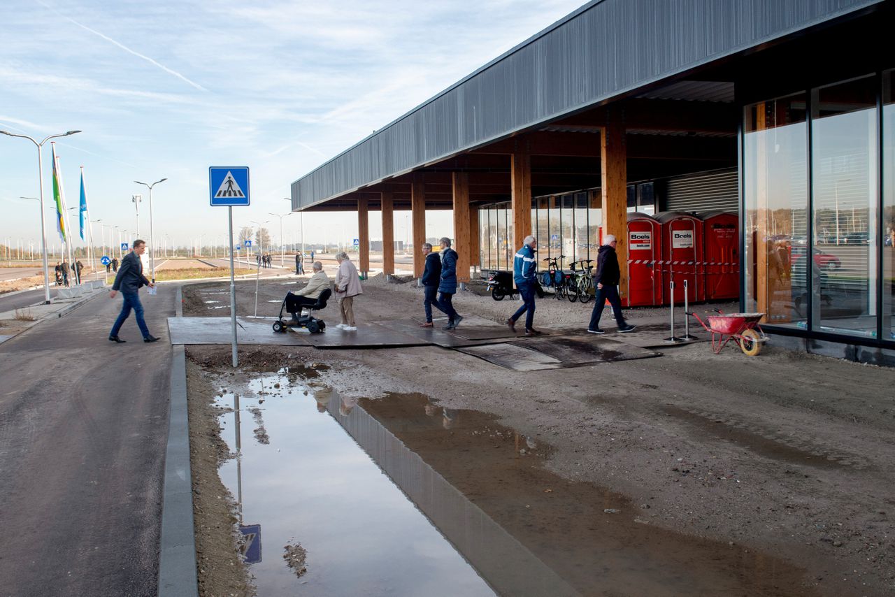 Informatiedag op Lelystad Airport. Bezoekers tijdens de informatiedag op Lelystad Airport. De bouw van de nieuwe terminal op de luchthaven vordert.