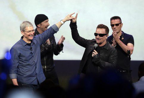 Tim Cook, Apples topman (links) en U2-frontman Bono (rechts) tijdens de Apple-presentatie in Cupertino vanavond.