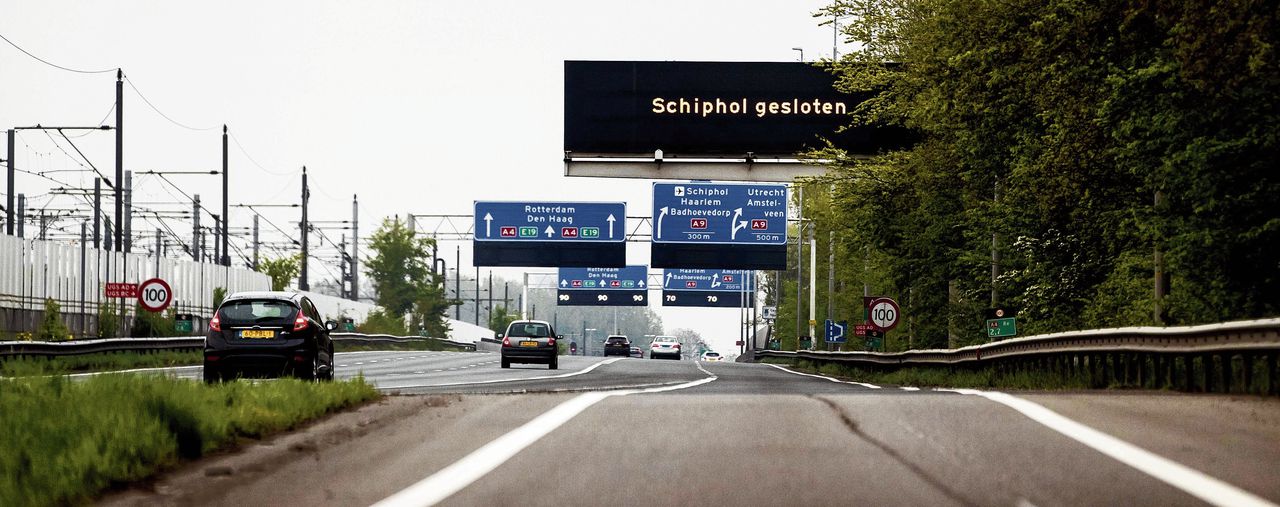 Toegangswegen gesloten, lege landingsbanen, chaos in de vertrekhallen van Schiphol.