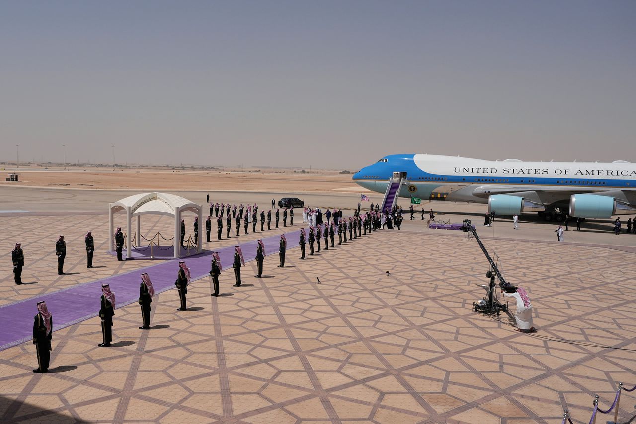 Qatars privéjet voor Trump stuit op groeiende politieke en militaire bezwaren