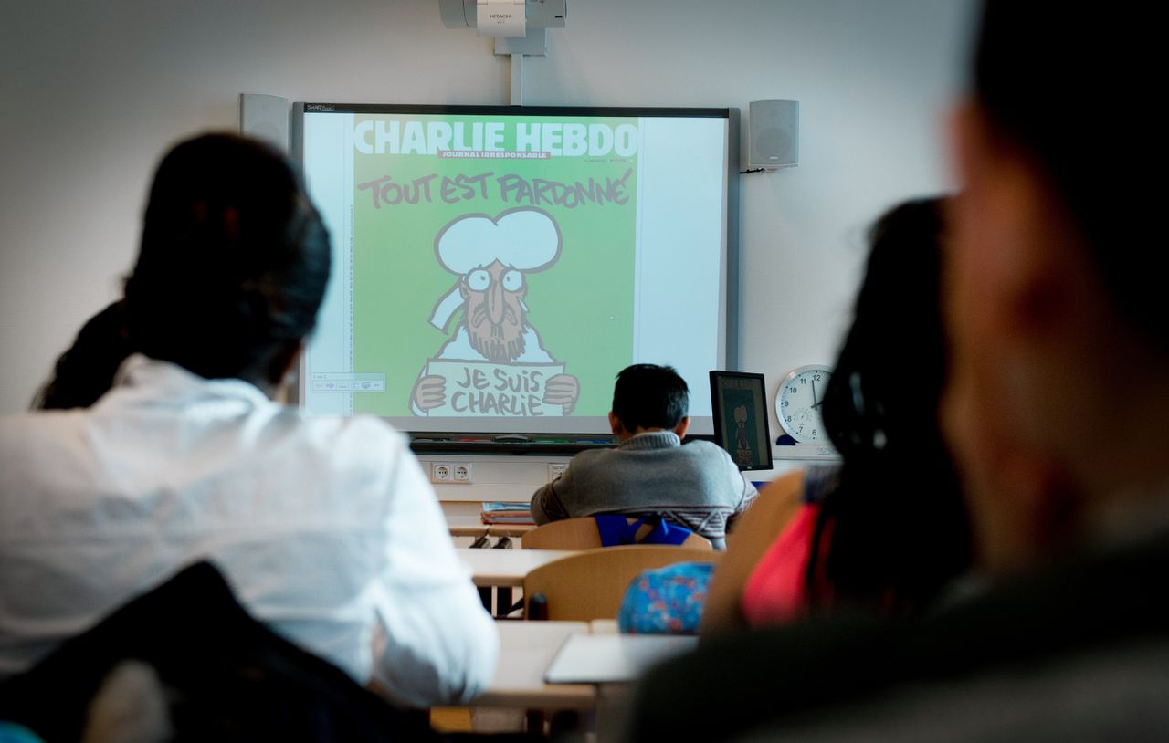 De aanslag op Charlie Hebdo in Parijs in 2015 werd in veel Nederlandse klassen besproken, zoals hier op een middelbare school in Rotterdam.