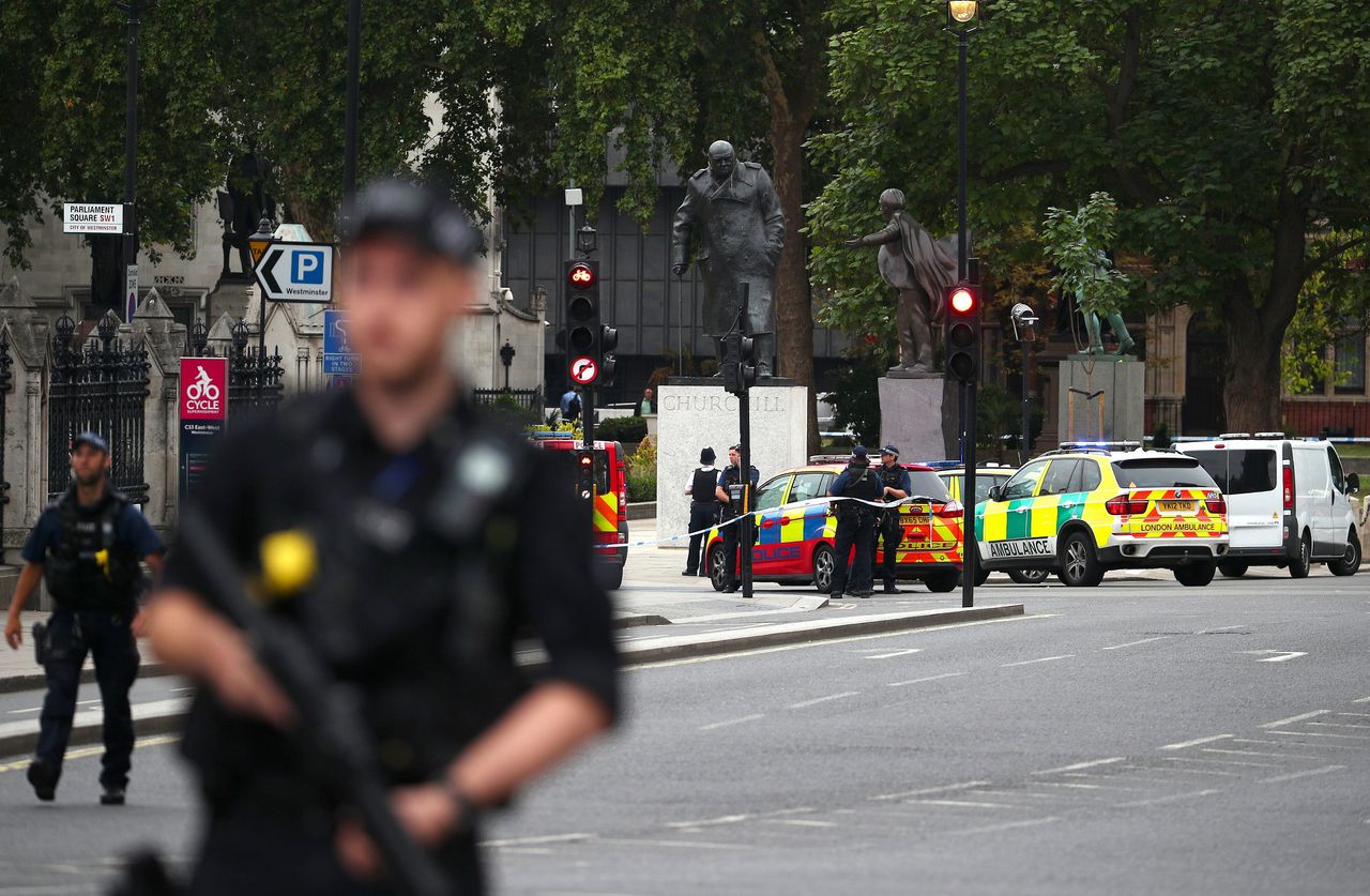 Auto rijdt voetgangers aan bij Brits parlement, drie gewonden 