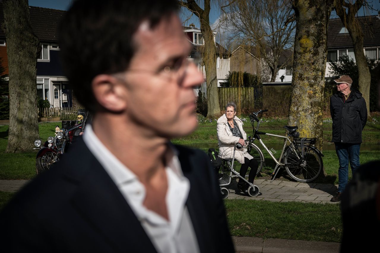 Premier Mark Rutte in de wijk Opwierde-Zuid in Appingedam. In het Groningse aardbevingsgebied worden hele wijken en dorpen gesloopt en weer ‘aardbevingsbestendig’ opgebouwd.