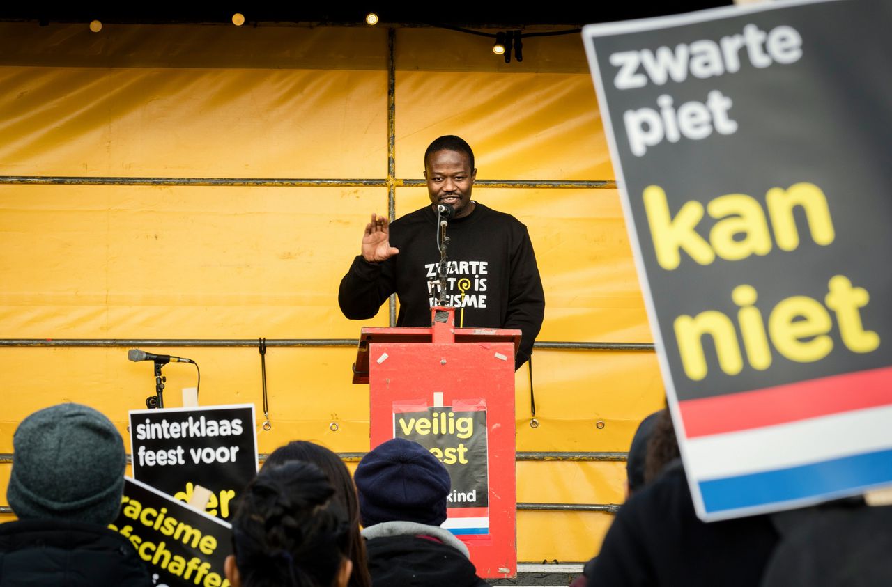 Anti-Zwarte Piet activist Jerry Afriyie tijdens een demonstratie van de actiegroep 'Kick Out Zwarte Piet' voor de ingang van Ahoy in Rotterdam.