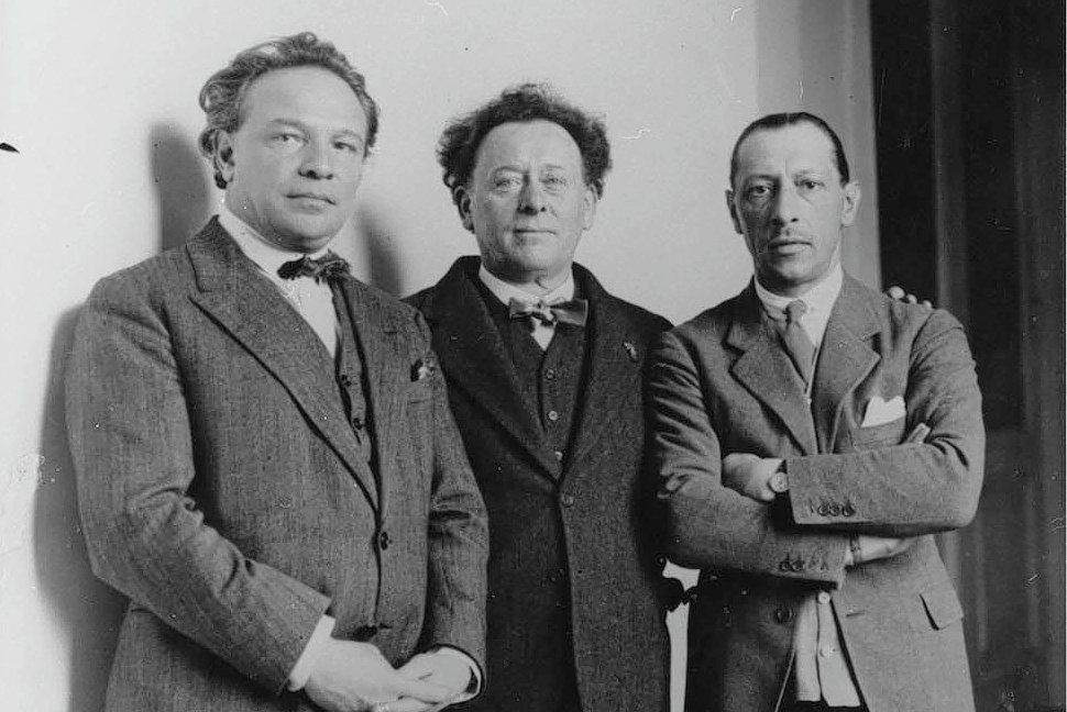 Componist Ottorino Respighi, dirigent Willem Mengelberg en componist Igor Stravinsky (rechts) in 1926 in het Concertgebouw.