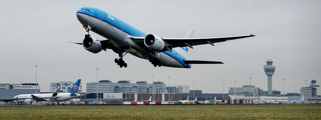 Een vliegtuig van KLM stijgt op van een landingsbaan van Schiphol.