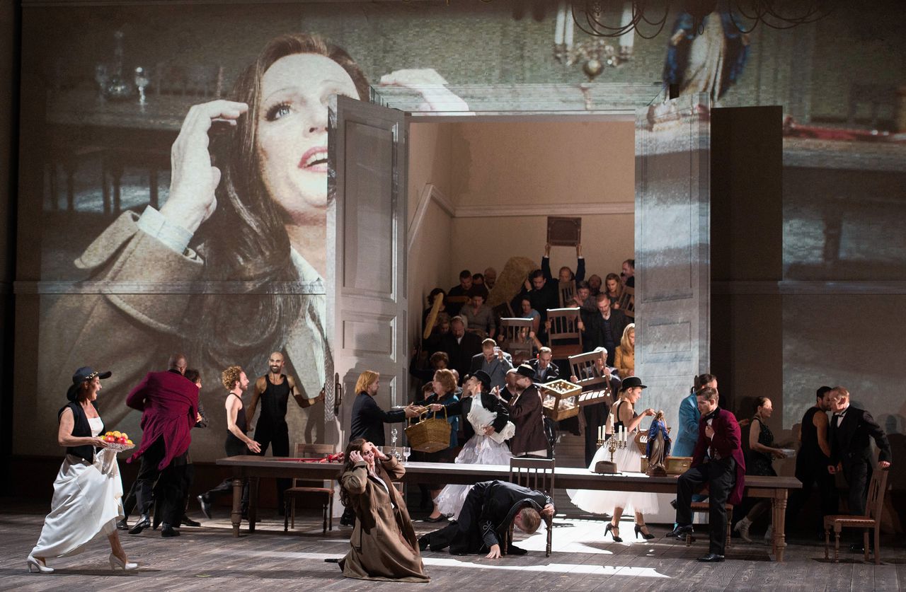 Leonora (Eva-Maria Westbroek) & op de stoel Il marchese (James Creswell) & Koor van de Nationale Opera.