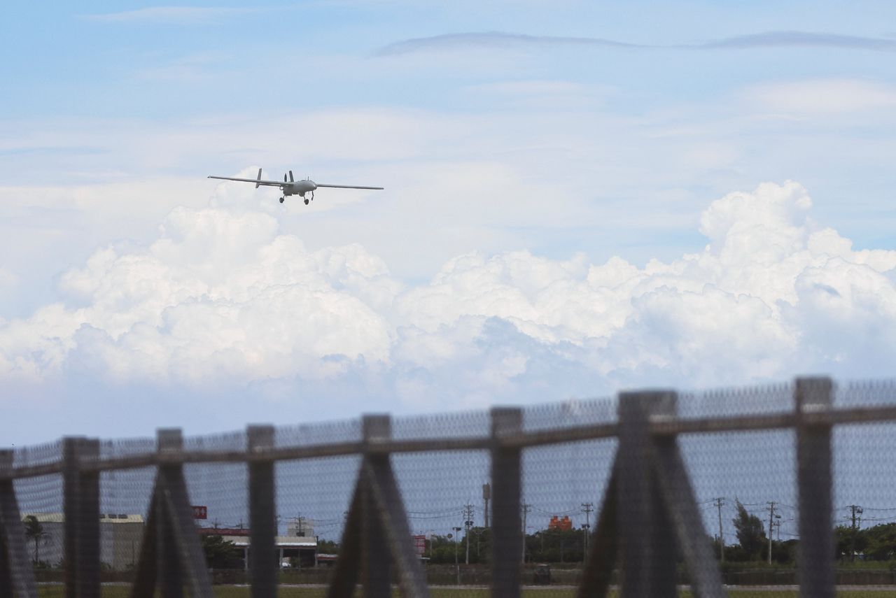 Een onbewapende Taiwanese drone zet de landing in tijdens een militaire oefening in het zuiden van Taiwan.