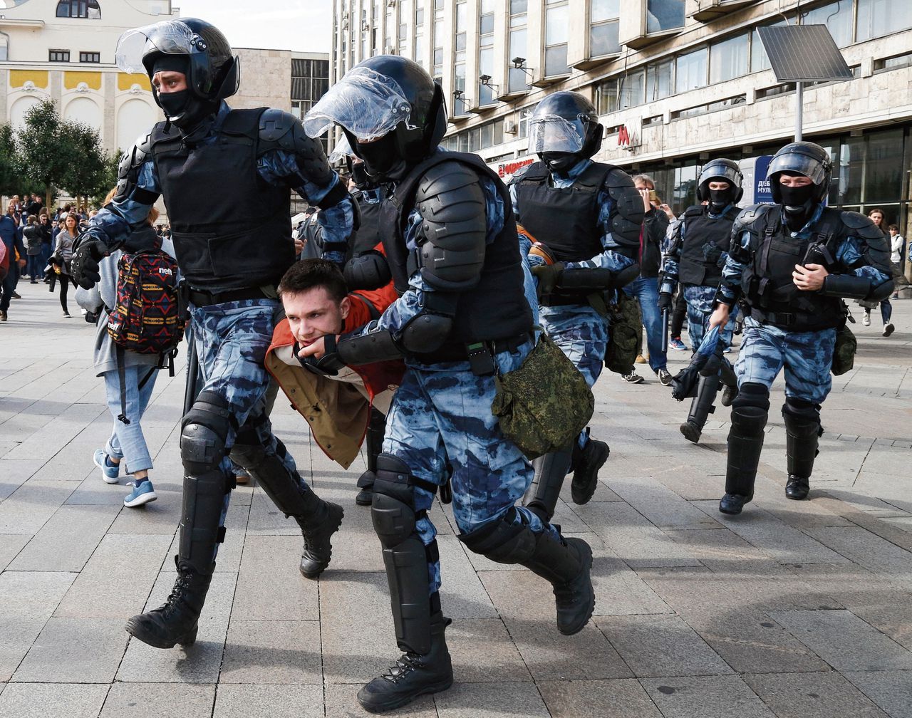 Russische agenten arresteren een demonstrant in Moskou zaterdag.