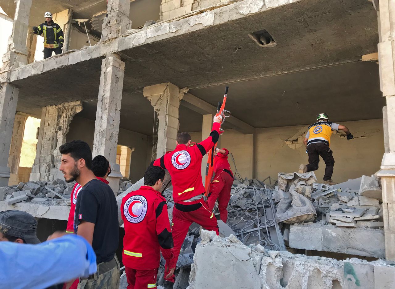 Leden van de Witte Helmen aan het werk na een bombardement in Idlib, in Noordwest-Syrië.