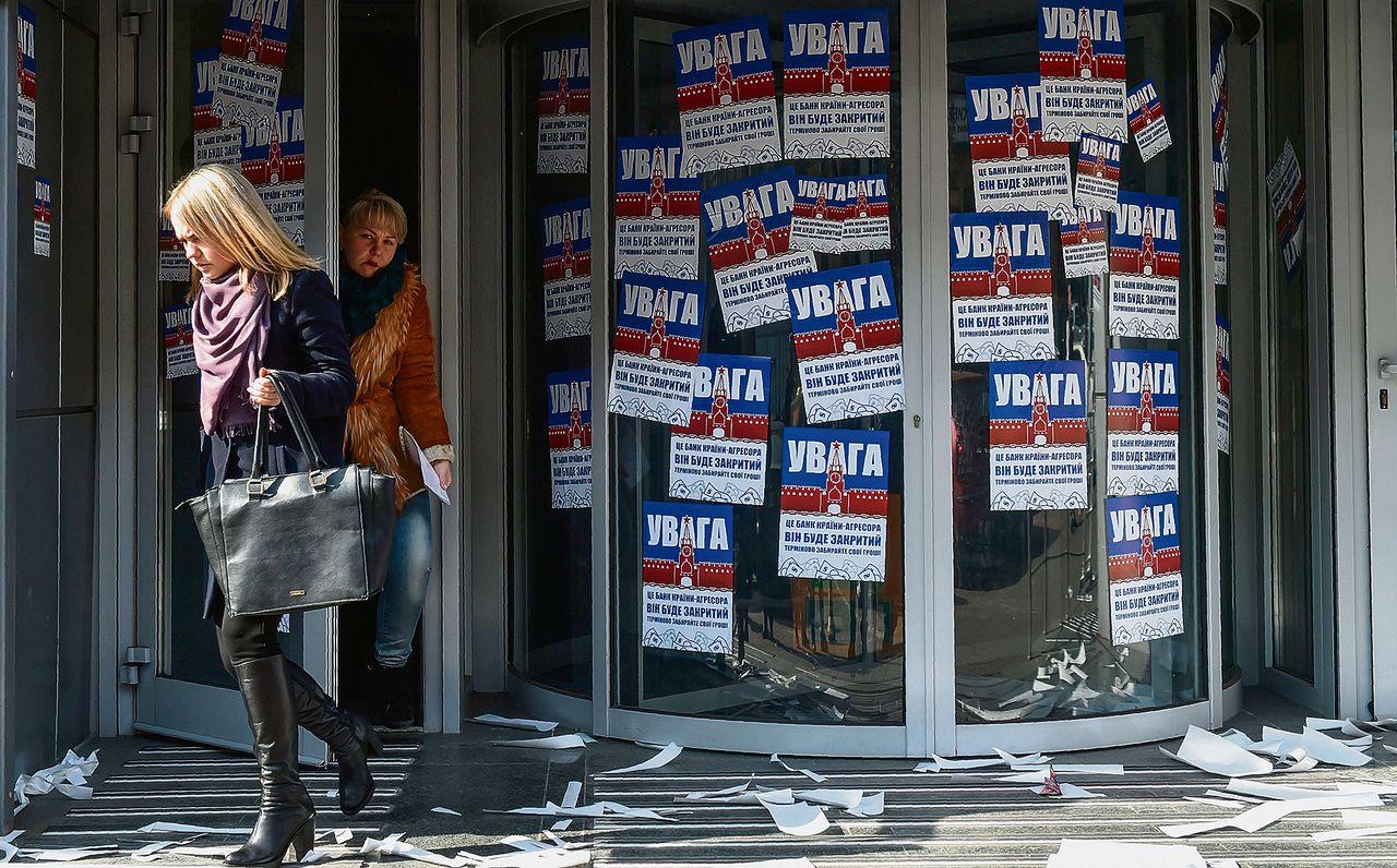 Een filiaal van de Russische Sberbank in Kiev. Op stickers staat: bank van agressor.