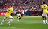 Feyenoord-aanvoerder Sem Steijn legt aan voor een vrije trap, waar hij 1-0 uit maakt. Foto Bas Czerwinski / ANP 