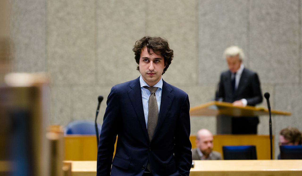 GroenLinks-leider Jesse Klaver tijdens een debat in de Tweede Kamer met PVV-leider Geert Wilders (op de achtergrond).