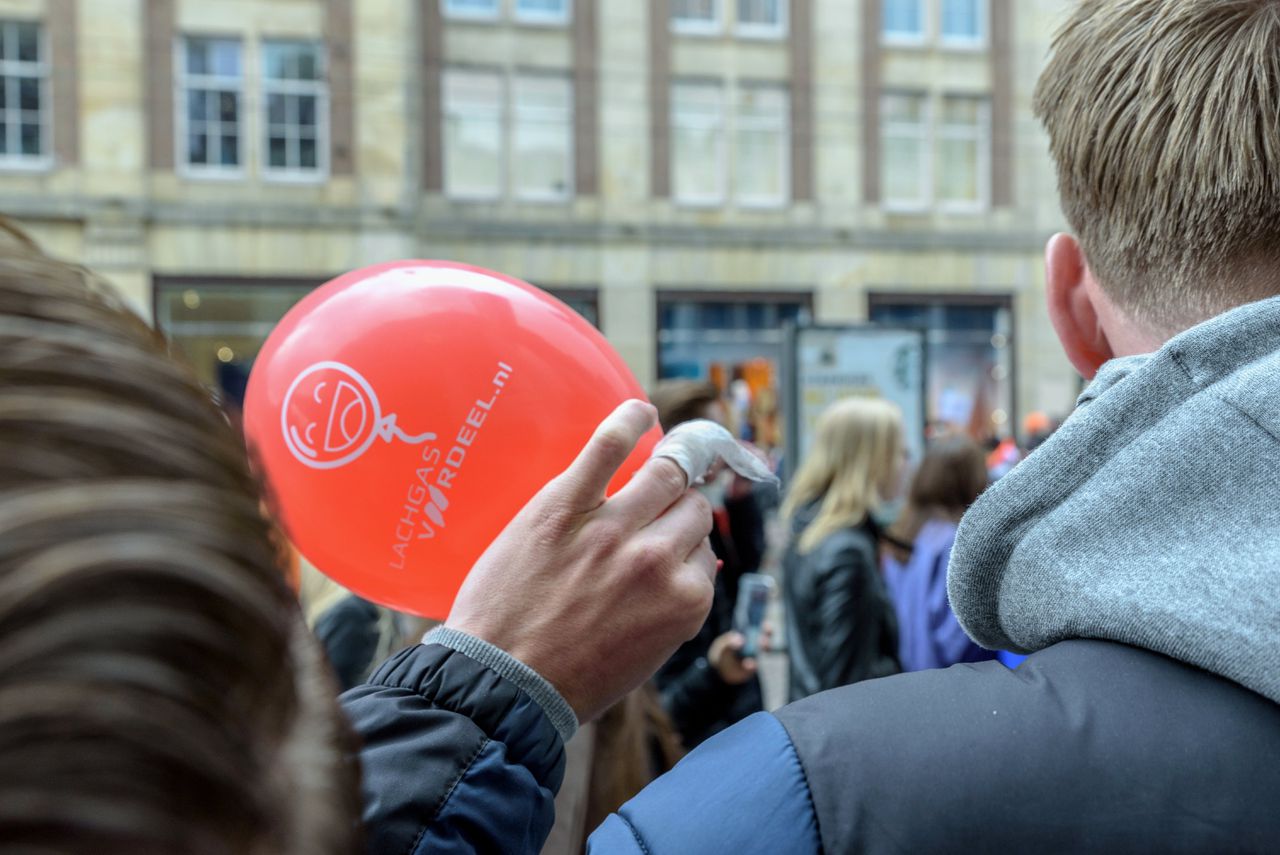 Een ballonnetje lachgas is de nieuwe Koningsdagtraditie 
