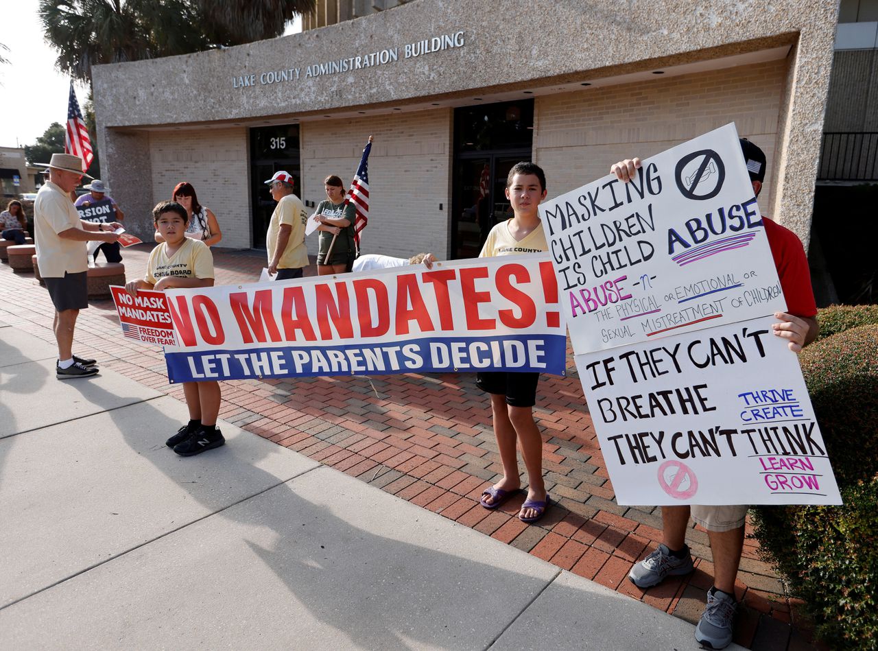 Tegenstanders van de mondkapjesplicht in het onderwijs demonstreren begin september in de Tavares, een plaats in de Amerikaanse staat Florida.