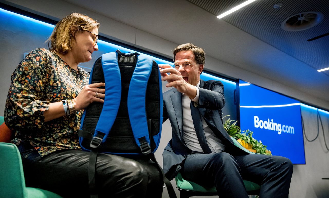 Premier Mark Rutte krijgt in februari 2019 een rugzak aangeboden van Gillian Tans, ceo van Booking.com. Grote bedrijven weten makkelijk de weg te vinden naar ministers.