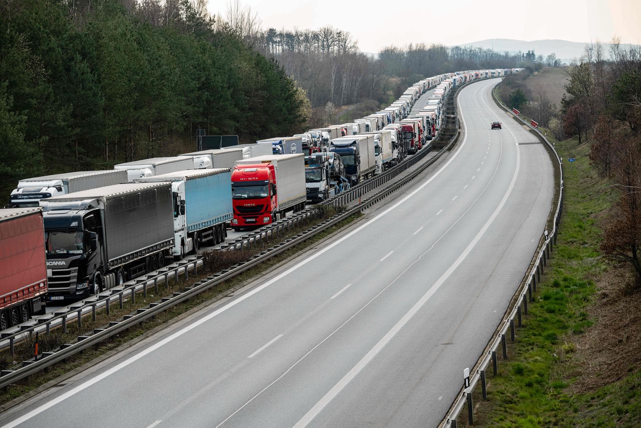 Vrachtwagens in de rij in Oost-Duitsland, nabij de Poolse grens.