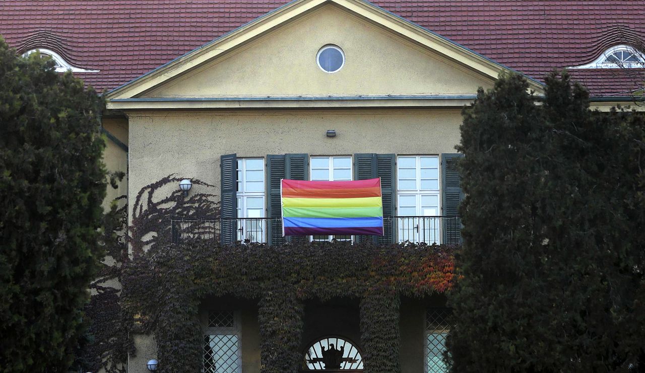 Op de Duitse Ambassade in Turkije hangt een regenboogvlag om de LHBT-gemeenschap te steunen nadat woensdag een filmfestival werd verboden.