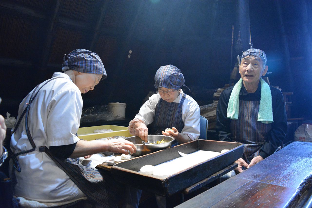 Sumako Yanagisawa (links) maakt zes dagen per week oyaki. Rechts Takashi Onishi.