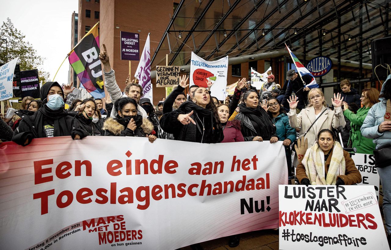Protestactie bij de Rechtbank Rotterdam van toeslagenouders