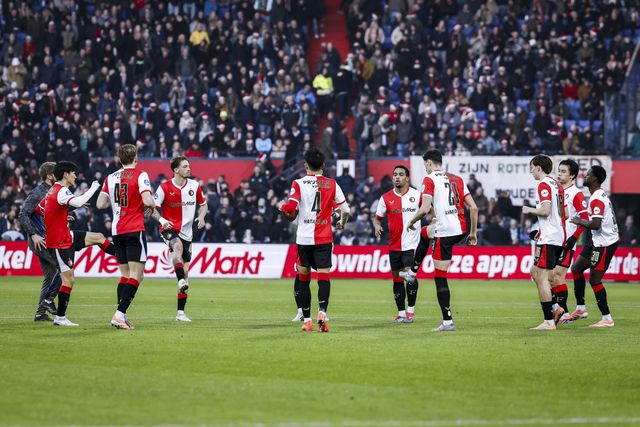 Feyenoord-spelers doen een korte warming-up voor de tweede helft van het duel tegen FC Twente, eind december. 