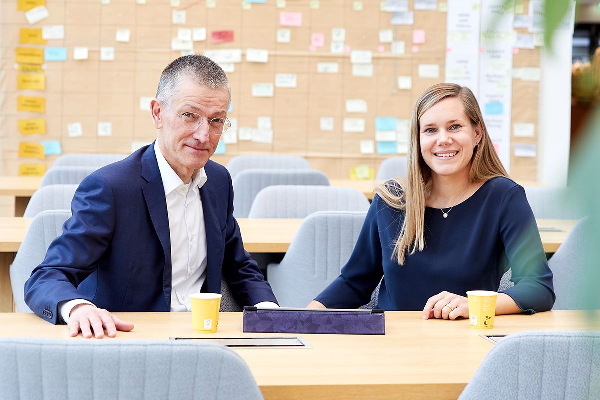 Jean-Paul van Haarlem (bestuursvoorzitter ONVZ) en Janneke Boersma (Patient Access Manager, Roche).