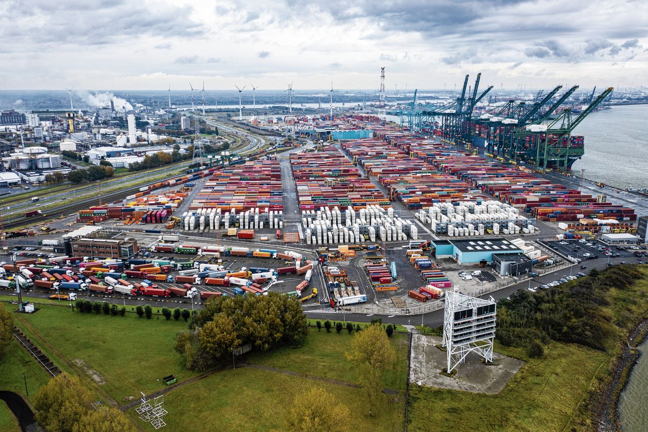 De haven van Antwerpen. Volgens de Belgische politie was Jos L. betrokken bij twee cocaïnetransporten hiernaartoe.