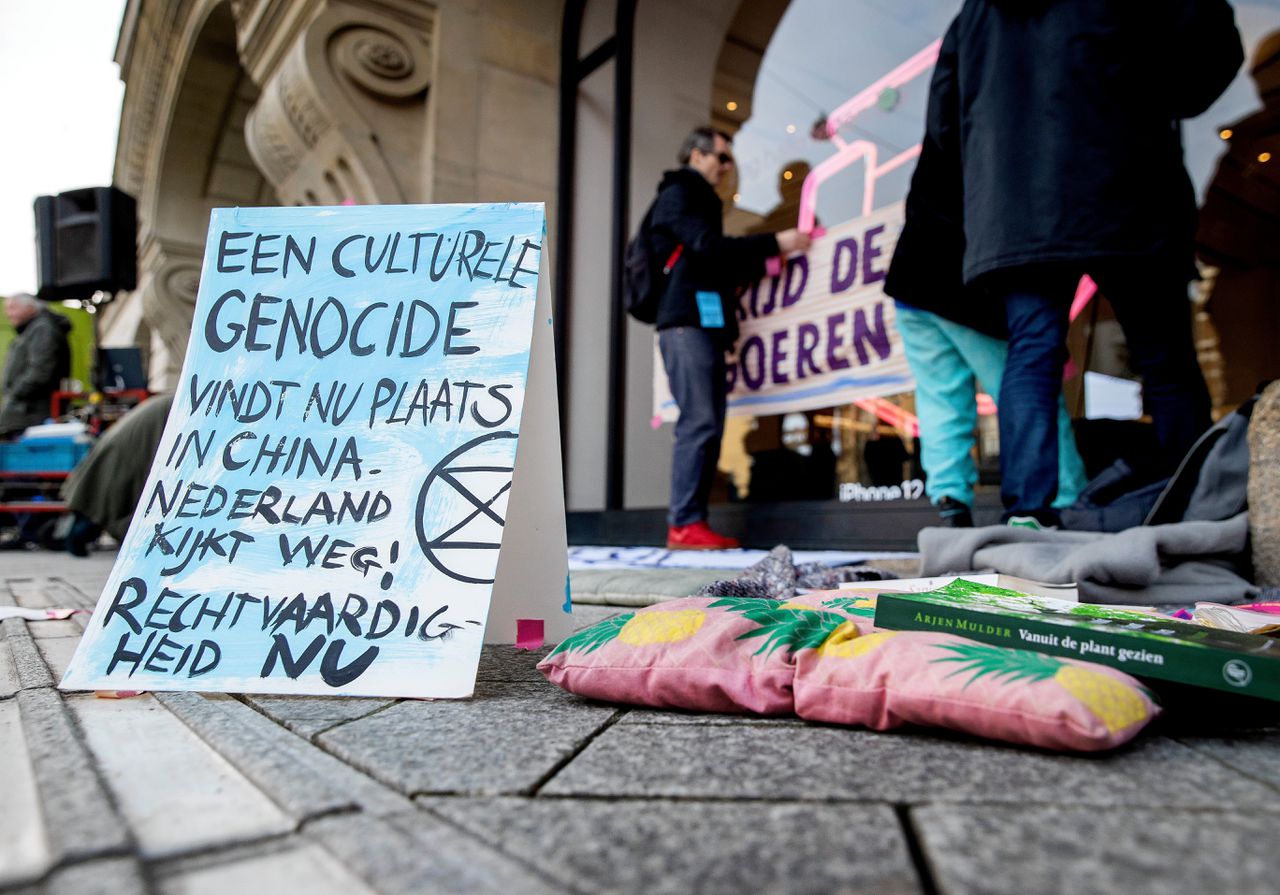 Demonstranten tijdens een actie bij de Apple Store in Amsterdam.