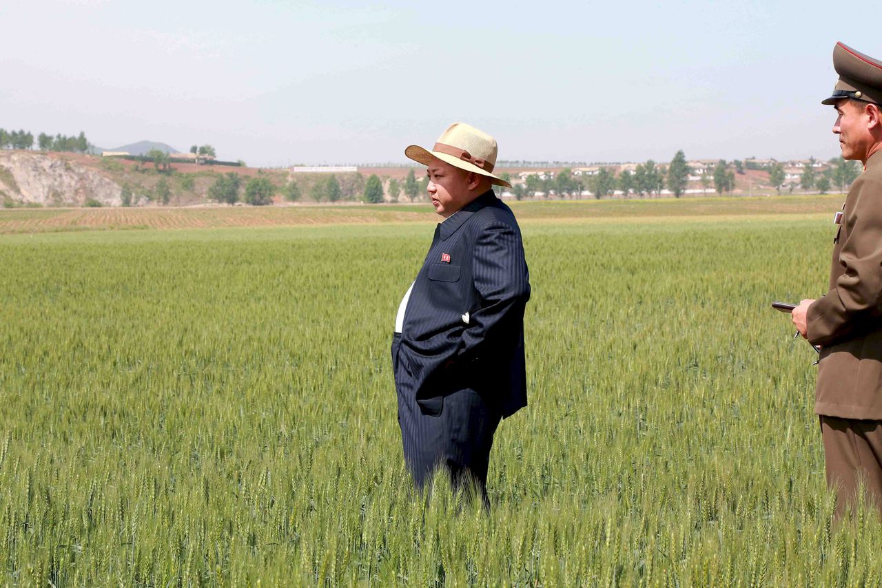 De Noord-Koreaanse leider Kim Jong-un tijdens een bezoek aan een landbouwbedrijf.
