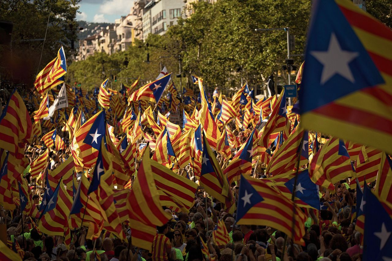 Catalanen zwaaiden maandag met onafhankelijkheidsvlaggen.