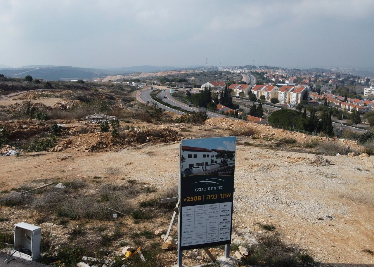 Een aankondiging van nieuwbouw in een Israëlische nederzetting op de Westelijke Jordaanoever.