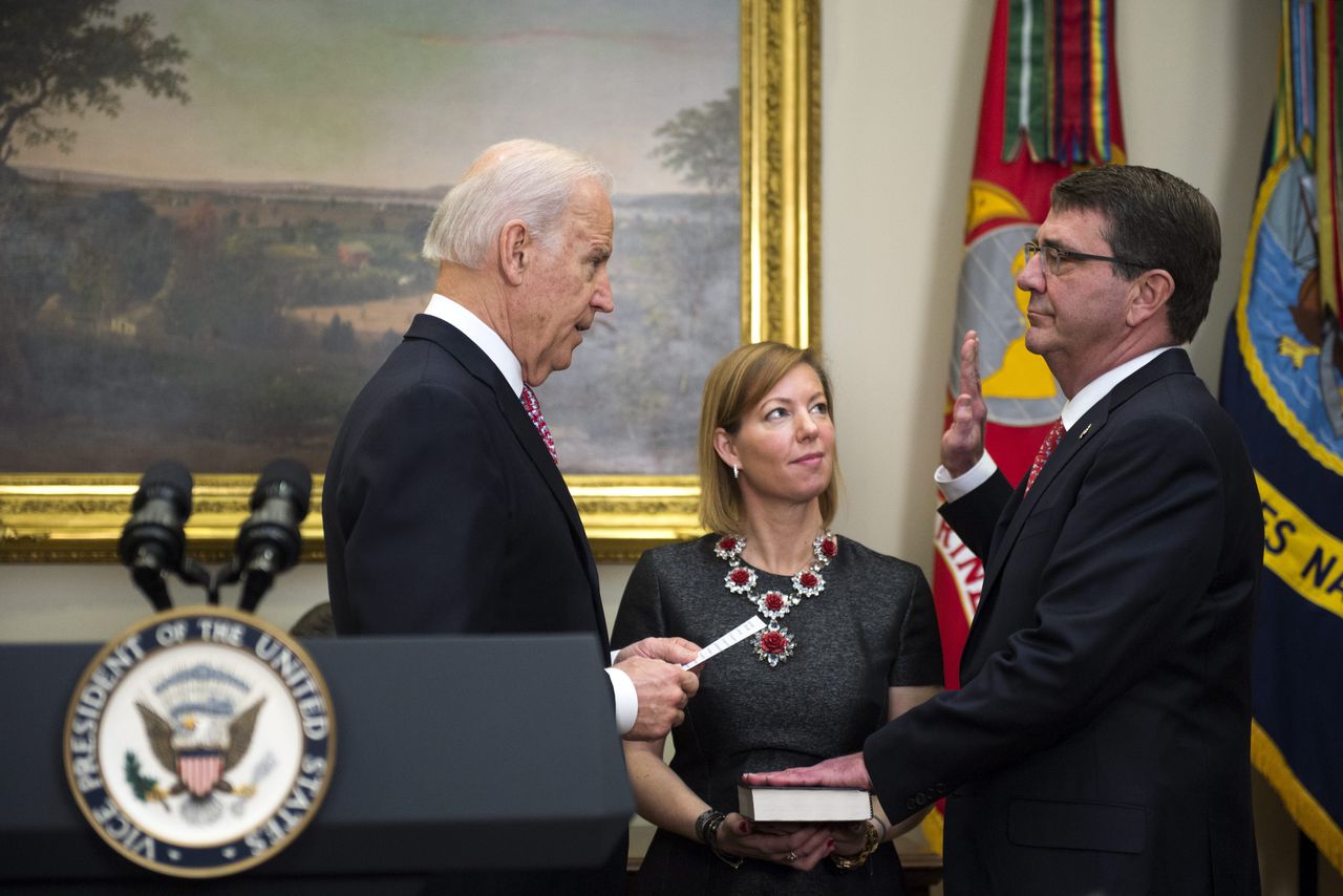 Vicepresident Joe Biden beëdigt Carter